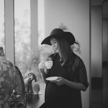 Klasik Misterius di Foto Maternity Kehamilan Kedua Paula Verhoeven