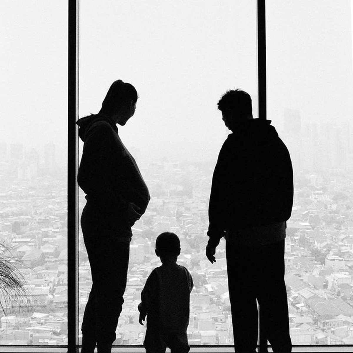 Paula Verhoeven melakukan sesi pemotretan kehamilan keduanya dengan nuansa hitam putih&period; Yuk intip&excl;