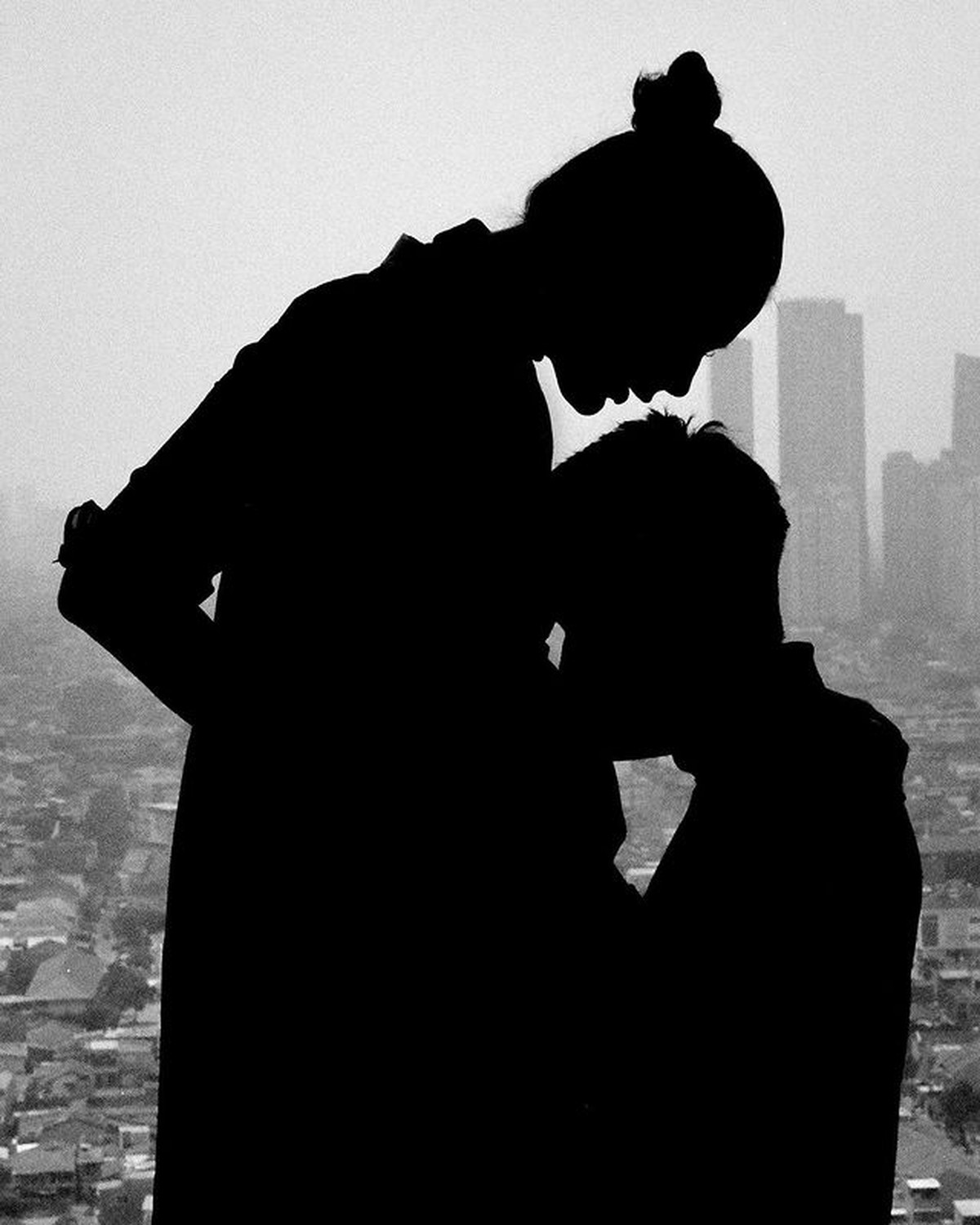 Paula Verhoeven melakukan sesi pemotretan kehamilan keduanya dengan nuansa hitam putih&period; Yuk intip&excl;