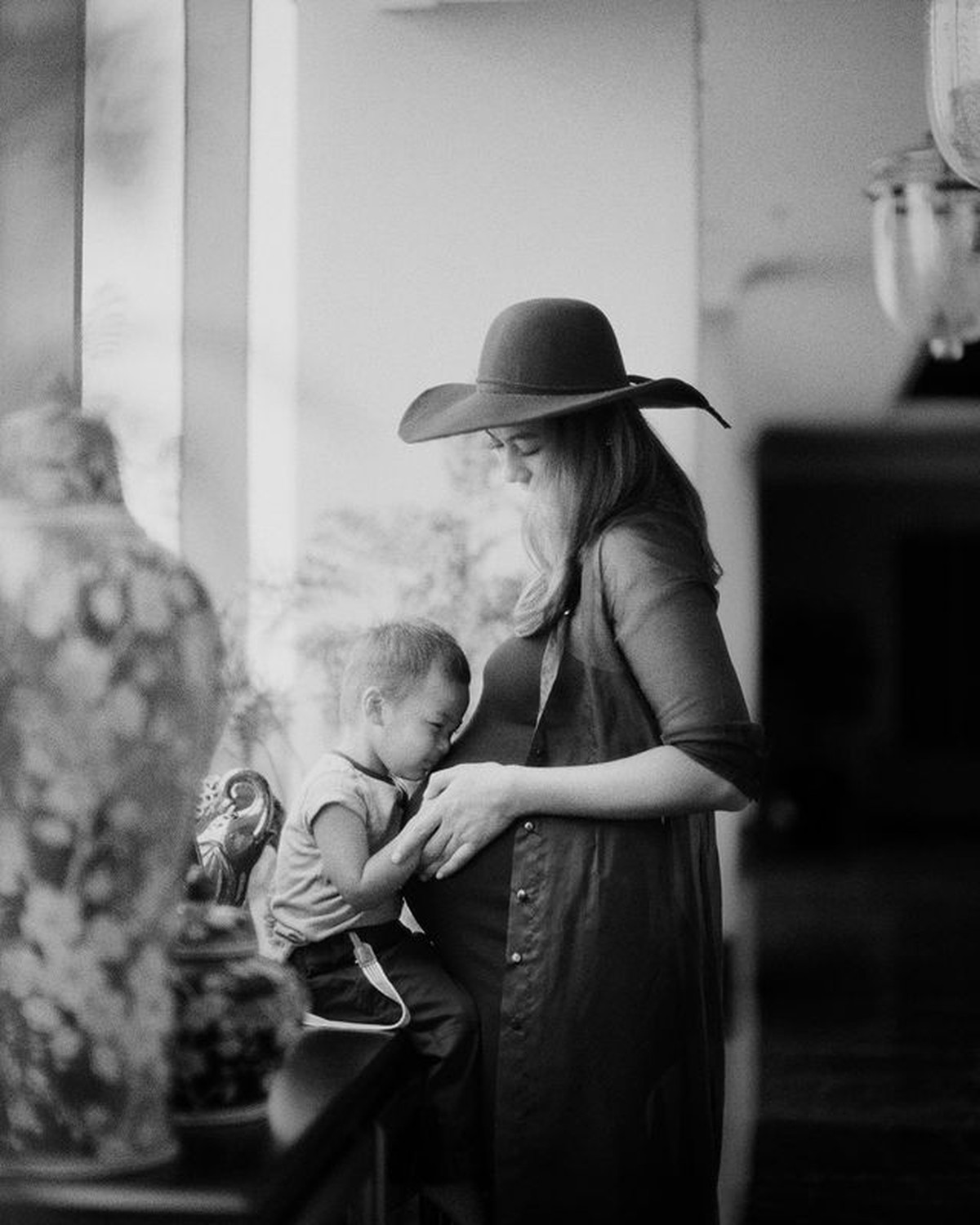 Paula Verhoeven melakukan sesi pemotretan kehamilan keduanya dengan nuansa hitam putih&period; Yuk intip&excl;