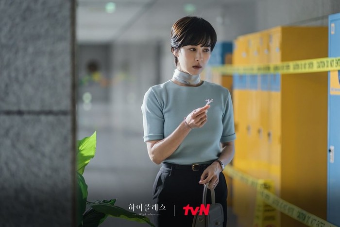 Penampilan Cho Yeo Jeong dalam drama Korea terbaru High Class juga bisa jadi inspirasi untuk kamu, Beauties. Potongan rambut cepak yang dipadukan dengan busana mewah. Berkelas banget!/Foto : instagram.com/tvn_drama