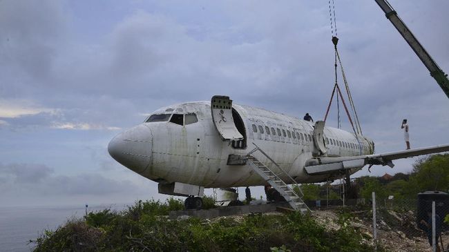 Kalau biasanya pesawat hanya terlihat di bandara, saat ini wisatawan bisa melihat pesawat yang bertengger pada sebuah bukit di Bali.