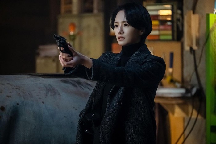 Potongan rambut pendek cepak tak melulu terlihat tomboy, kok. Park Gyu Young dalam drama The Devil Judge tetap menawan dengan poni belah dua dan gaya rambut pendeknya./Foto: instagram.com/lavieenbluu