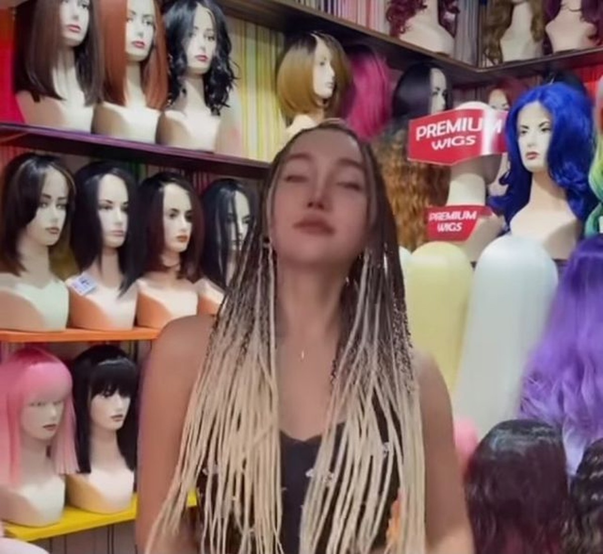 Sebelum diduga alami gejala Covid-19&comma; Lucinta Luna diketahui asik berlibur di Bali&period; Yuk kita intip keseruannya&excl;