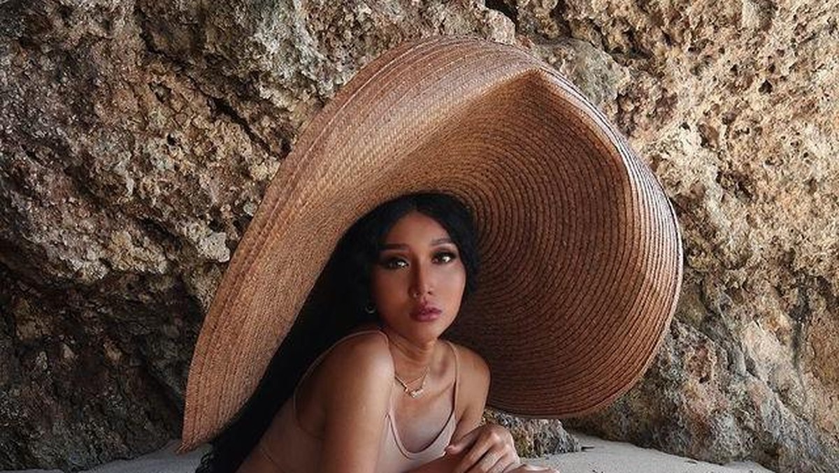 Sebelum diduga alami gejala Covid-19&comma; Lucinta Luna diketahui asik berlibur di Bali&period; Yuk kita intip keseruannya&excl;