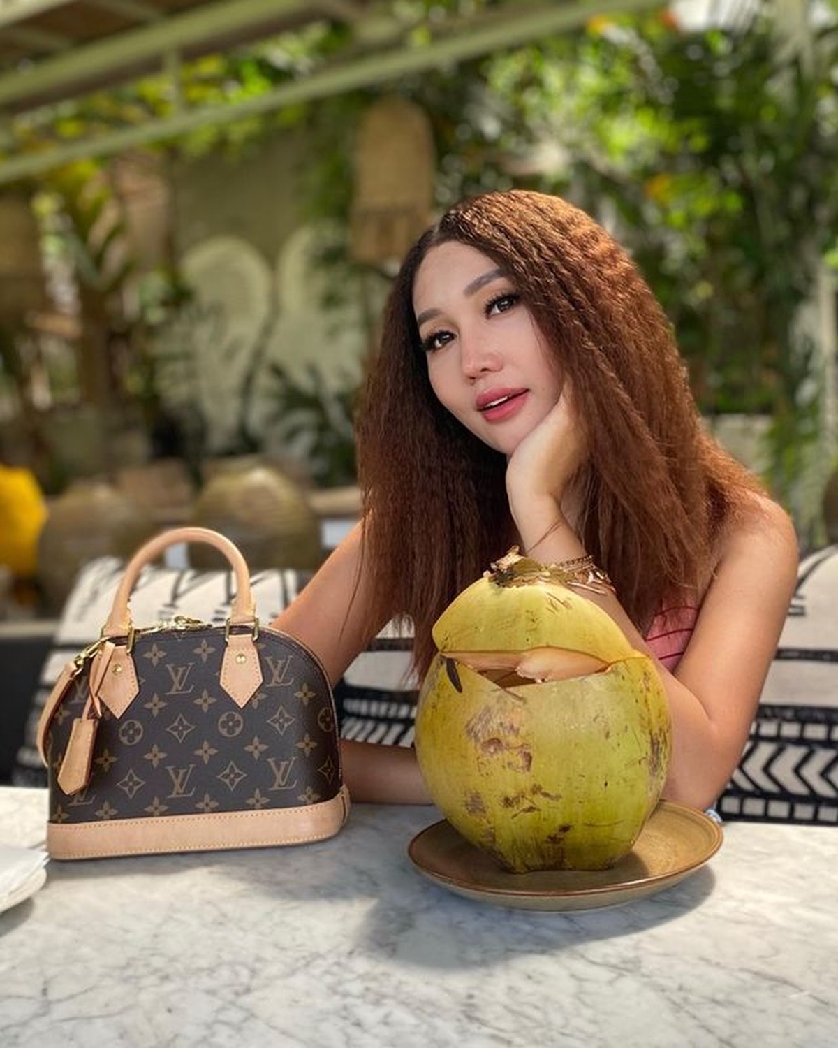 Sebelum diduga alami gejala Covid-19&comma; Lucinta Luna diketahui asik berlibur di Bali&period; Yuk kita intip keseruannya&excl;