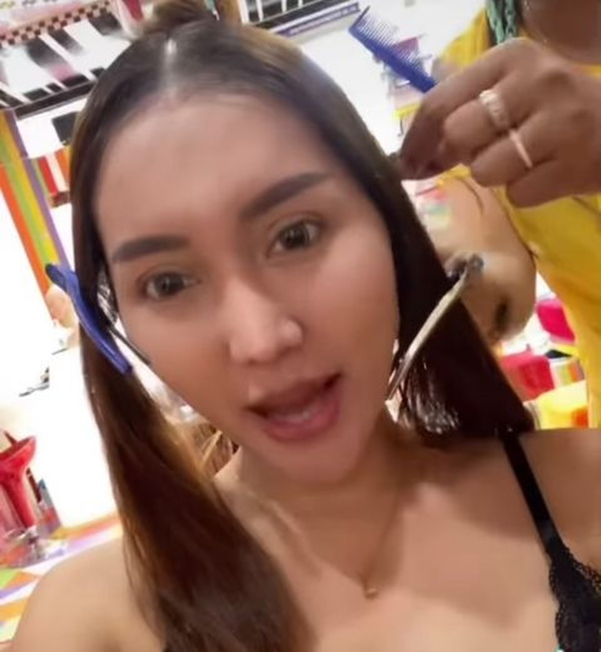 Sebelum diduga alami gejala Covid-19&comma; Lucinta Luna diketahui asik berlibur di Bali&period; Yuk kita intip keseruannya&excl;