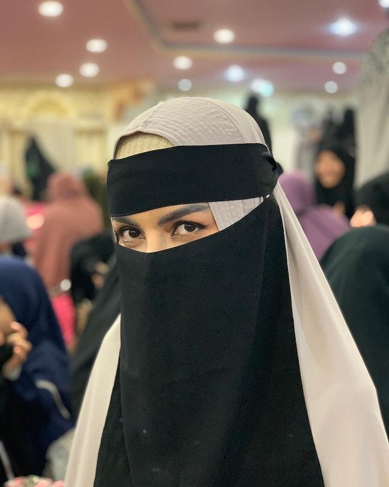 Five Vi memutuskan untuk hijrah, namun ia menjadi sorotan karena pernyataannya yang kontroversial. Yuk intip potret terbarunya!