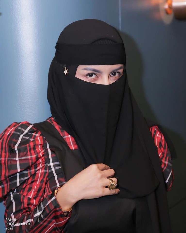 Potret Terbaru Five Vi Setelah Hijrah, Kini Kontroversial & Tuai Cibiran Five Vi memutuskan untuk hijrah, namun ia menjadi sorotan karena pernyataannya yang kontroversial. Yuk intip potret terbarunya!