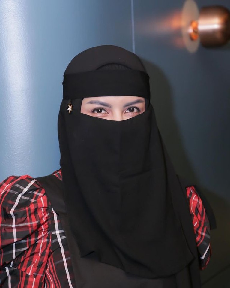 Five Vi memutuskan untuk hijrah, namun ia menjadi sorotan karena pernyataannya yang kontroversial. Yuk intip potret terbarunya!