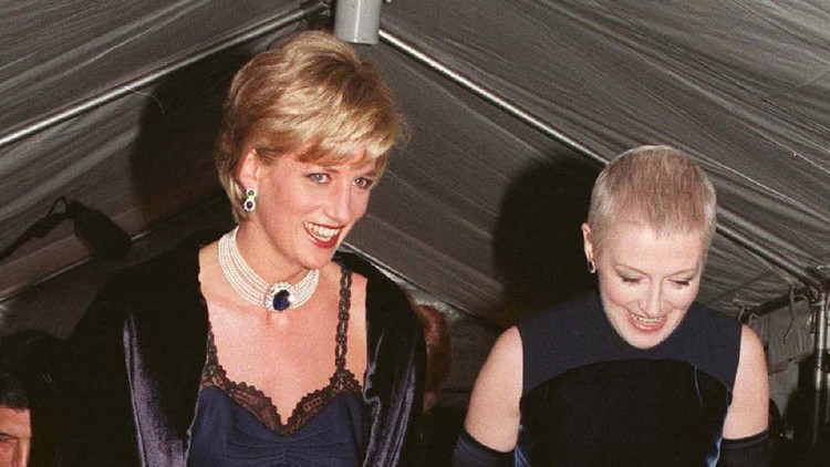 Putri Diana di MET Gala 1996 NEW YORK - DECEMBER 09: Diana, Princess of Wales, wearing a John Galliano dress, arrives with her friend Liz Tilberis for a Costume Institute Ball at the Metropolitan Museum of Art on December 09, 1996 in New York, USA. (Photo by Anwar Hussein/Getty Images)