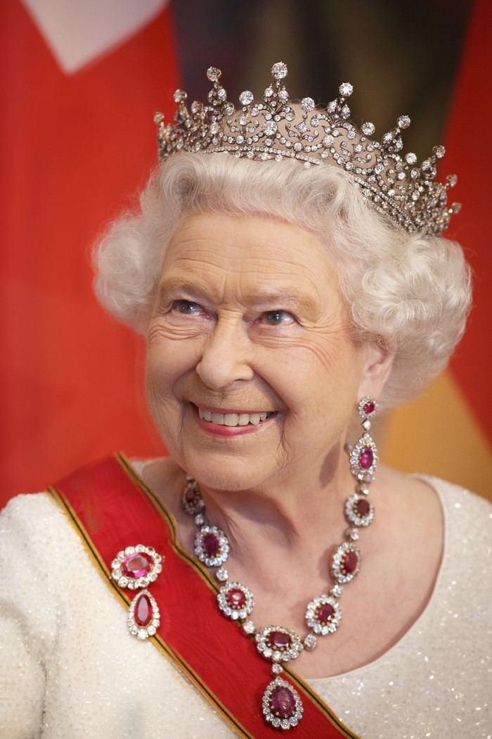 Merupakan tiara yang sering dipakai oleh Ratu Elizabeth II, tiara bernama the Girls of Great Britain and Ireland ini merupakan hadiah pernikahan dari Ratu Mary untuknya. Foto: Getty Images/Ute Grabowsky