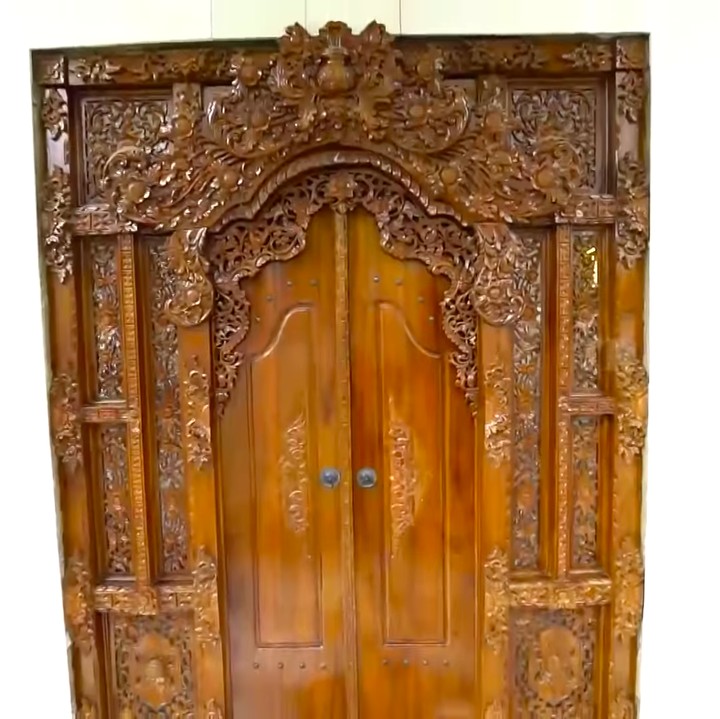 <p>Pintu masuk rumah Olla terbuat dari kayu jati yang sudah dipastikan tidak murah harganya. Benar saja, Olla mengaku merogoh kocek hingga Rp50 juta untuk tiga pintu kayu jati tersebut. (Foto: YouTube TRANS7 OFFICIAL)</p>