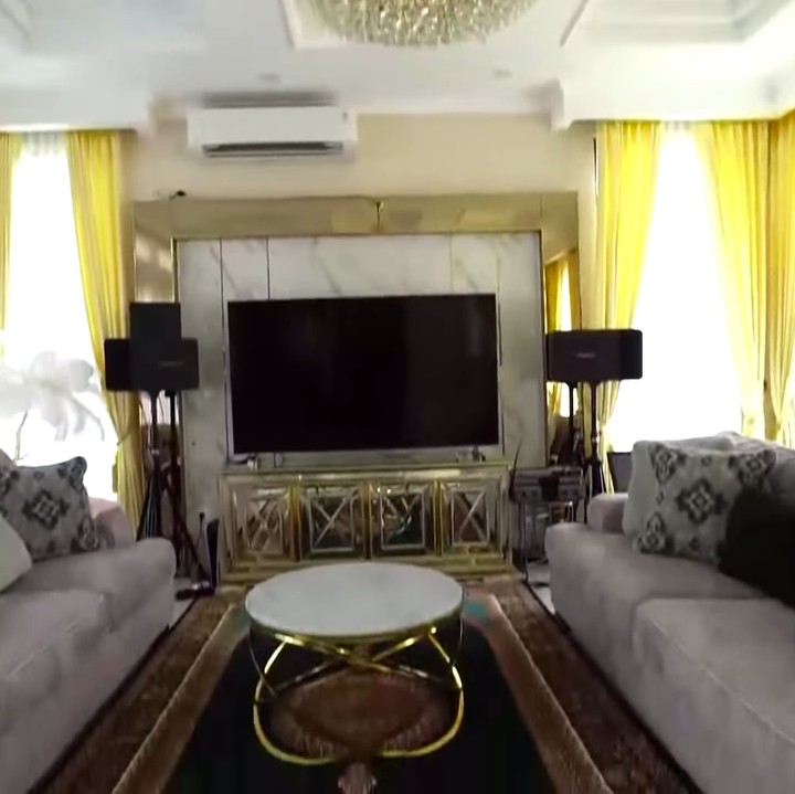 <p>Memasuki ruang keluarga, terdapat sofa abu-abu dan TV berukuran besar, Bunda. Olla membeli sofa dan TV ini dengan harga yang tak murah, lho. Yakni sekitar Rp80 juta. (Foto: YouTube TRANS7 OFFICIAL)</p>