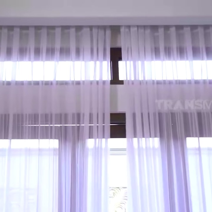 <p>Seperti rumah modern lainnya, Olla juga memiliki barang-barang dengan teknologi canggih. Misalnya saja gorden yang bisa menutup hanya dengan bantuan remot. <em>Wiiih...</em> (Foto: YouTube TRANS7 OFFICIAL)</p>