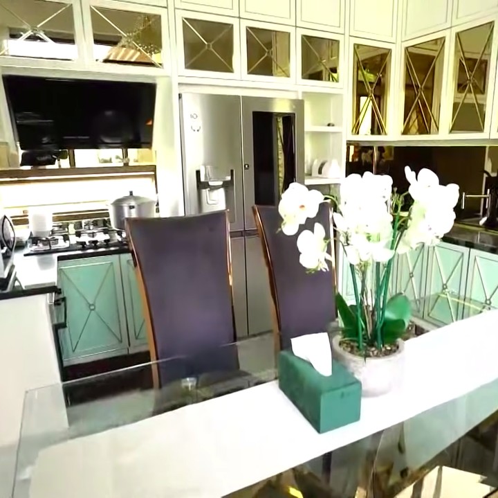<p> Bagian dapur tak kalah mewah nih, Bunda. Olla <em>crazy rich</em> Depok memiliki kulkas seharga Rp30 juta, lho! (Foto: YouTube TRANS7 OFFICIAL)</p>
