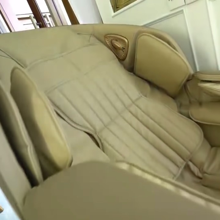 <p>Ia juga memiliki kursi pijat yang baru dibeli nih. Enggak main-main, harganya mencapai Rp25 juta, Bunda. (Foto: YouTube TRANS7 OFFICIAL)</p>