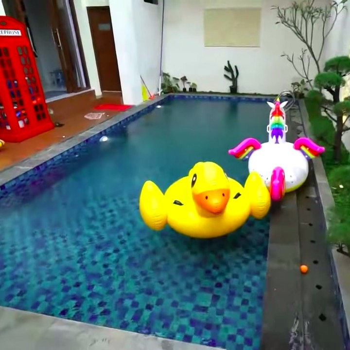<p>Kolam renang di rumah baru Olla <em>crazy rich</em> Depok dikelilingi ukiran khas Bali, Bunda. Keren banget, ya! (Foto: YouTube TRANS7 OFFICIAL)</p>