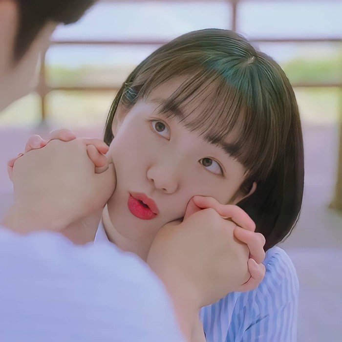 Seperti Gyu Young, So Joo Yeon juga nampak lebih manis dengan pixie cut Korean style. Apalagi ditambah poni rata. Joo Yeon terlihat lebih awet muda, apalagi menggunakan seragam sekolah./Foto: instagram.com/so_joo_yeon11