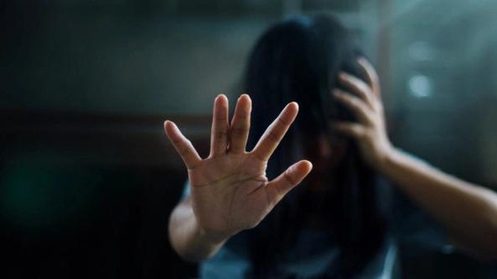 Tanda Kamu Memiliki Trauma Masa Kecil, Salah Satunya Sulit Jadi Diri Sendiri!