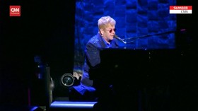 VIDEO: Cedera Panggul, Elton John Tunda Tur Eropa