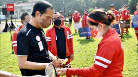 VIDEO: Leani Ratri Beri Jokowi Raket dan Minta Tanda Tangan