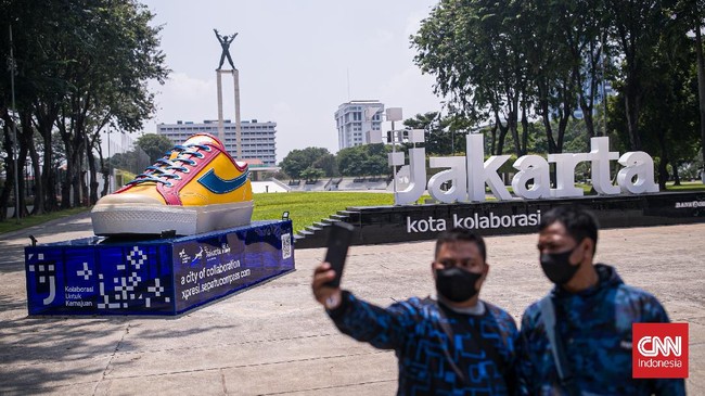 FOTO: Tugu Sepatu Hiasi Sudut Jakarta