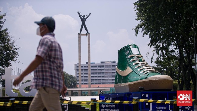 Instalasi atau tugu sepatu di tiga titik DKI Jakarta sebelumnya dipasang untuk menandai rangkaian acara Festival Kolaborasi Jakarta 2021.