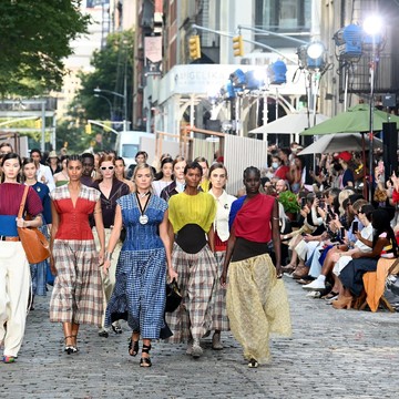 img-title Simak Kehebohan Fashion Show Tory Burch yang Berlangsung di Jalanan Kota New York