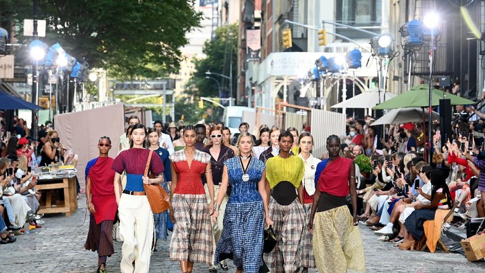 Simak Kehebohan Fashion Show Tory Burch yang Berlangsung di Jalanan Kota New York