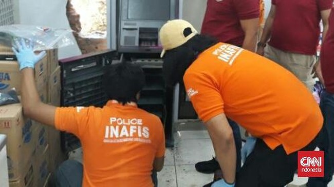 Maling menguras Rp849 juta dari mesin ATM di Semarang dengan cara menjebol dinding minimarket. 
