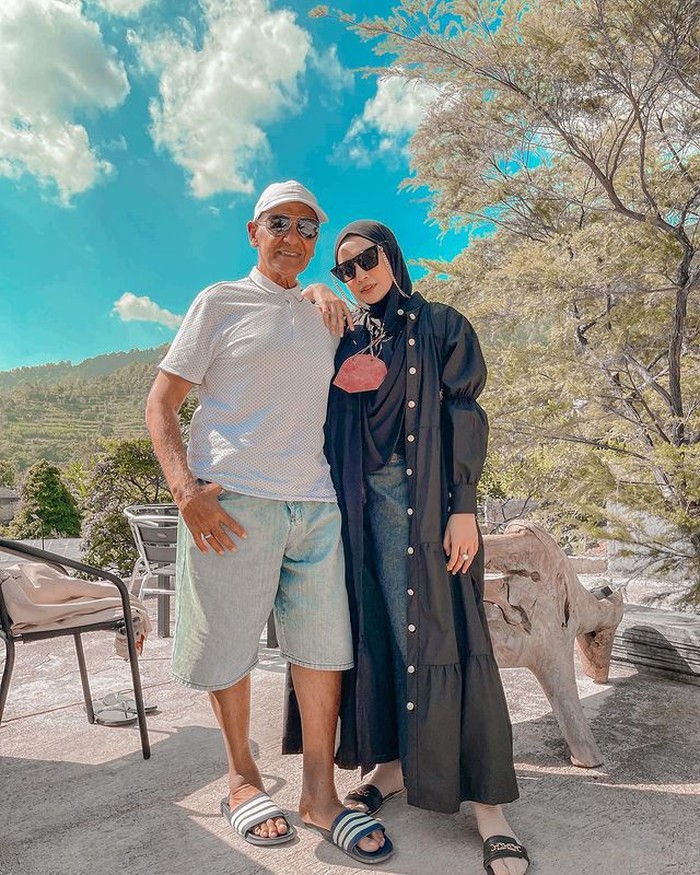 Casual look ala putri dari Mark Sungkar kali ini dengan memadukan celana jeans plus kemeja panjang dengan kancing dibiarkan terbuka. Tak ketinggal hijab hitam dengan kacamata yang menjadi andalannya. (@zaskiasungkar)