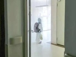 Sedih, Viral Anak 4 Tahun Pakai Hazmat Tiba di RS Sendiri, Karantina Tanpa Ortu