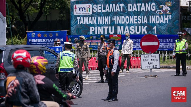 Ditlantas Polda Metro Jaya mengecualikan peserta tes CPNS dari penerapan ganjil genap akhir pekan di kawasan TMII, Jakarta Timur.