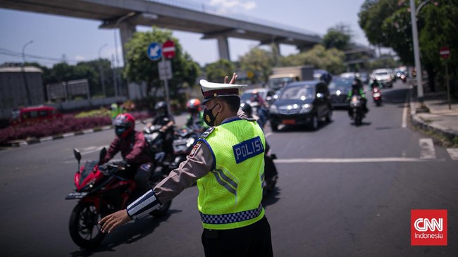 Polisi melakukan penilangan secara manual maupun secara elektronik menggunakan kamera ETLE selama pelaksanaan Operasi Zebra Jaya 2023.