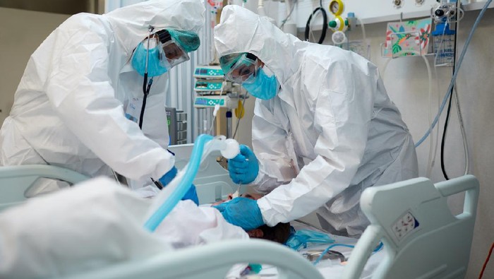 Hospital COVID
Healthcare workers during an intubation procedure to a COVID patient