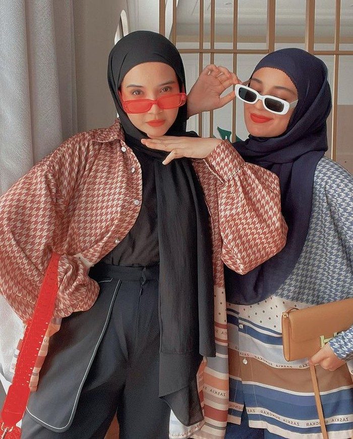 Kali ini ia berpose dengan sang adik, Shireen Sungkar, ia memadukan kemeja flannel motif kotak merah dan celana kulot hitam. Masih dengan pasmina hitam dan kacamata hitam melengkapi gaya edgy nya. (@zaskiasungkar)