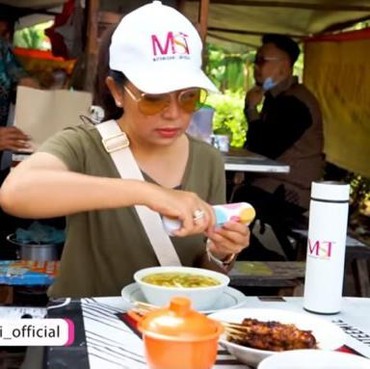 Kaya Raya, Potret Mayangsari Makan di Warung Pinggir Jalan Disorot
