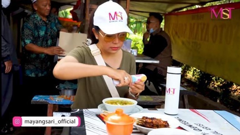 Kaya Raya, Potret Mayangsari Makan di Warung Pinggir Jalan Disorot Mayangsari baru saja mengunggah video di Youtube nya saat makan di warung pinggir jalan. Yuk intip!
