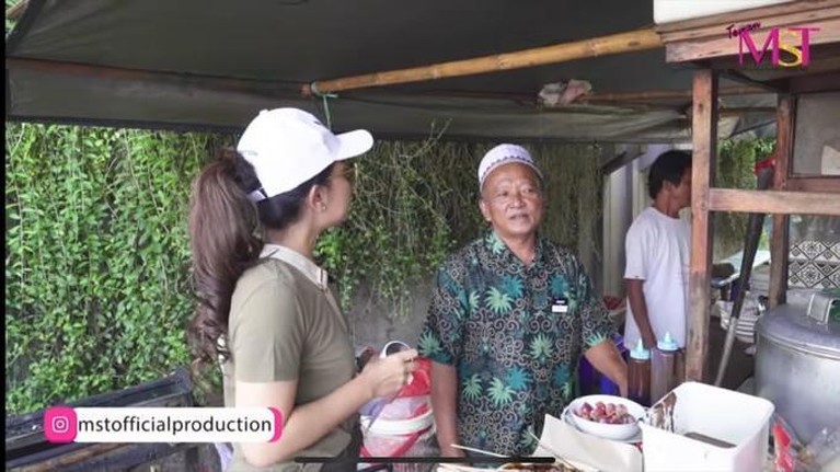 Kaya Raya, Potret Mayangsari Makan di Warung Pinggir Jalan Disorot Mayangsari baru saja mengunggah video di Youtube nya saat makan di warung pinggir jalan. Yuk intip!