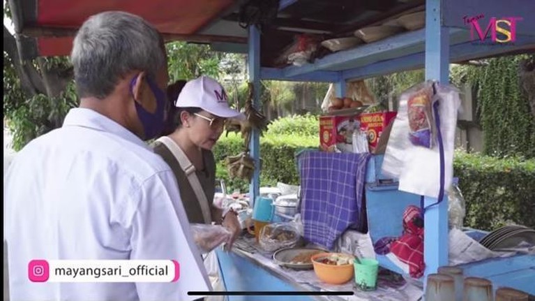 Kaya Raya, Potret Mayangsari Makan di Warung Pinggir Jalan Disorot Mayangsari baru saja mengunggah video di Youtube nya saat makan di warung pinggir jalan. Yuk intip!