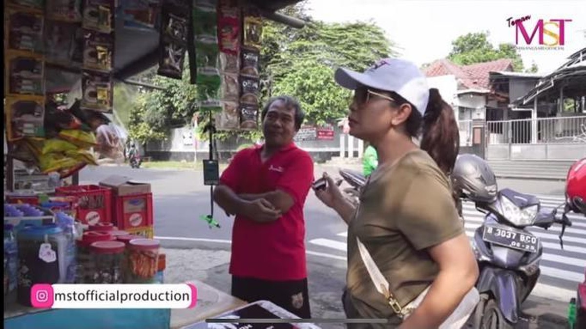 Mayangsari baru saja mengunggah video di Youtube nya saat makan di warung pinggir jalan&period; Yuk intip&excl;