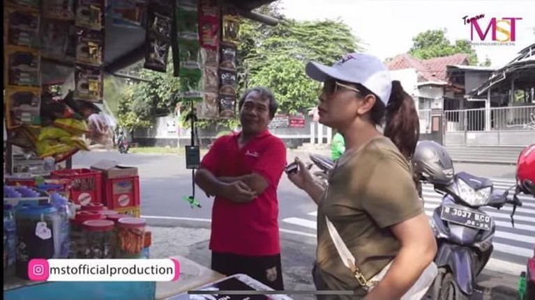 Mayangsari baru saja mengunggah video di Youtube nya saat makan di warung pinggir jalan. Yuk intip!