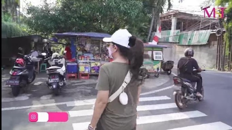 Mayangsari baru saja mengunggah video di Youtube nya saat makan di warung pinggir jalan. Yuk intip!