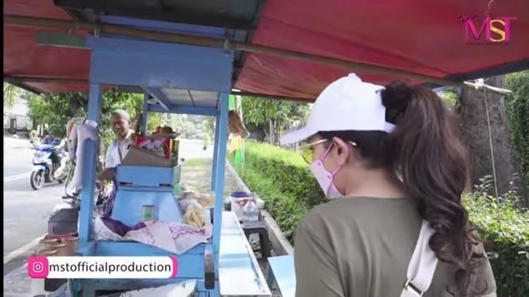 Kaya Raya, Potret Mayangsari Makan di Warung Pinggir Jalan Disorot Mayangsari baru saja mengunggah video di Youtube nya saat makan di warung pinggir jalan. Yuk intip!