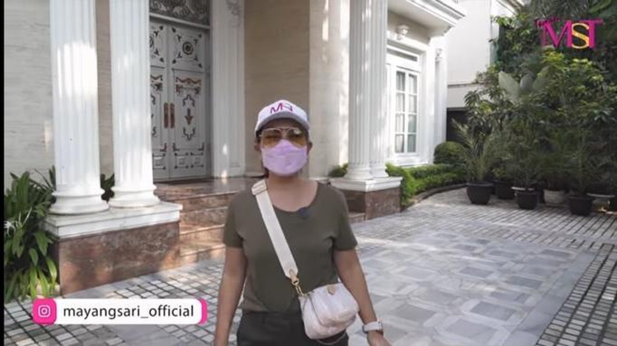 Mayangsari baru saja mengunggah video di Youtube nya saat makan di warung pinggir jalan&period; Yuk intip&excl;