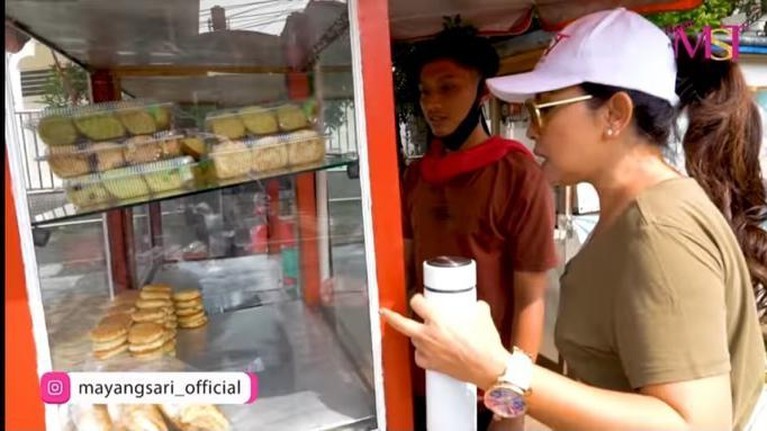 Mayangsari baru saja mengunggah video di Youtube nya saat makan di warung pinggir jalan. Yuk intip!