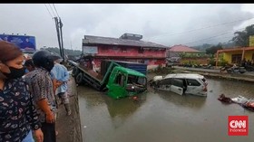 Kecelakaan di Bukittinggi, 9 Kendaraan Masuk Kolam Ikan-Sawah