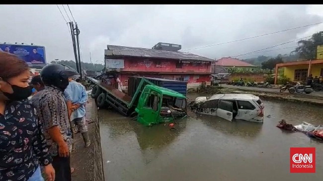 Kecelakaan beruntun di pintu masuk Bukittinggi, Sumatera Barat, Sabtu (18/9) pagi. Sejumlah orang dilarikan ke rumah sakit.