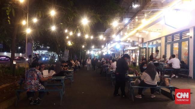 Salah satu area publik di Jakarta, M Bloc Space, terpantau ramai dikunjungi masyarakat saat status PPKM level 3.